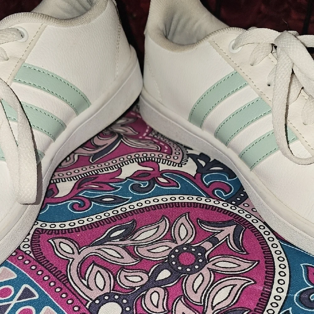 Adidas Cloudfoam Women's Sneakers with Light Green Stripes Size 8 LIKE NEW